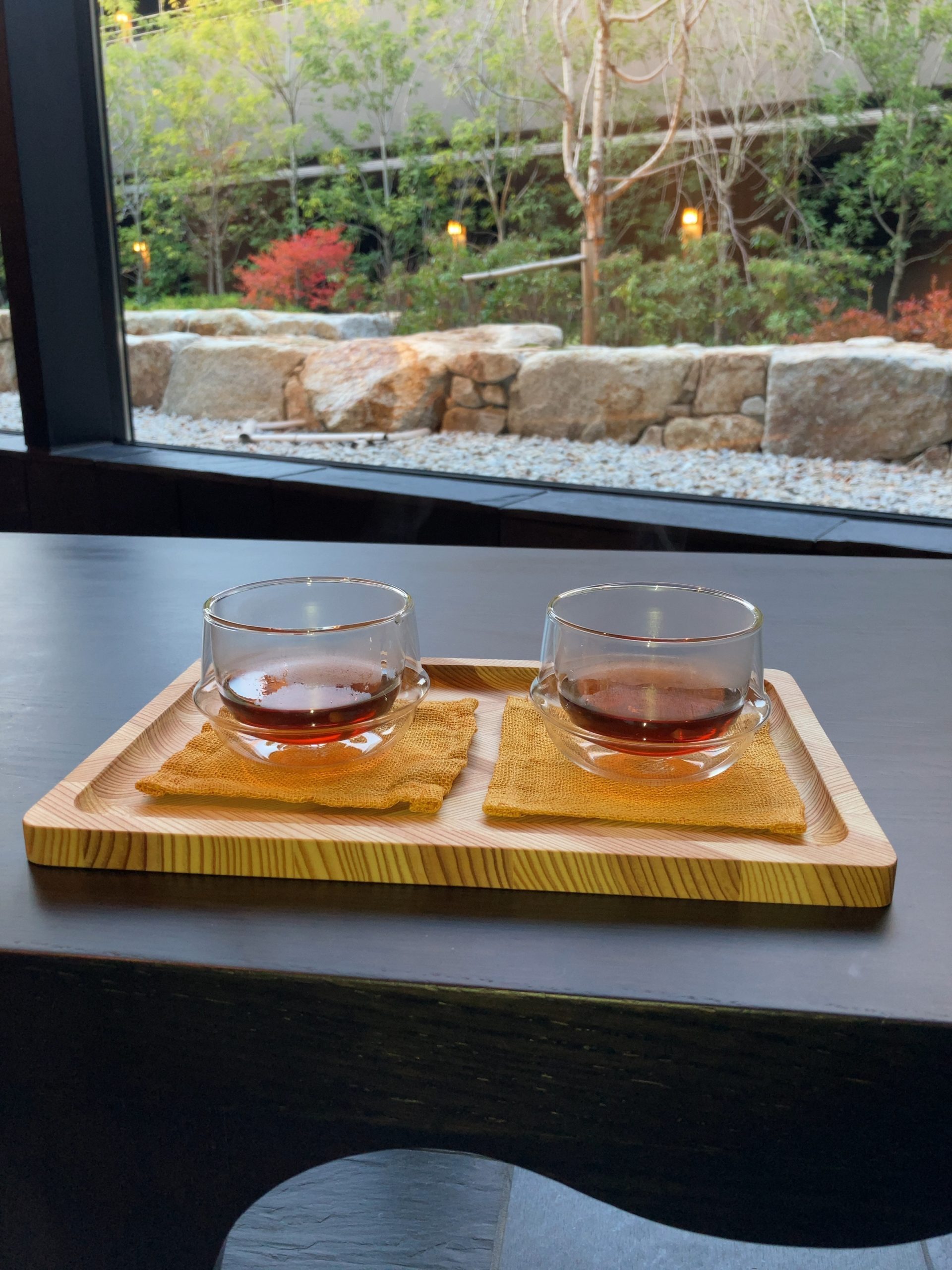 「ふふ奈良」でチェックイン時に出されたお茶の写真