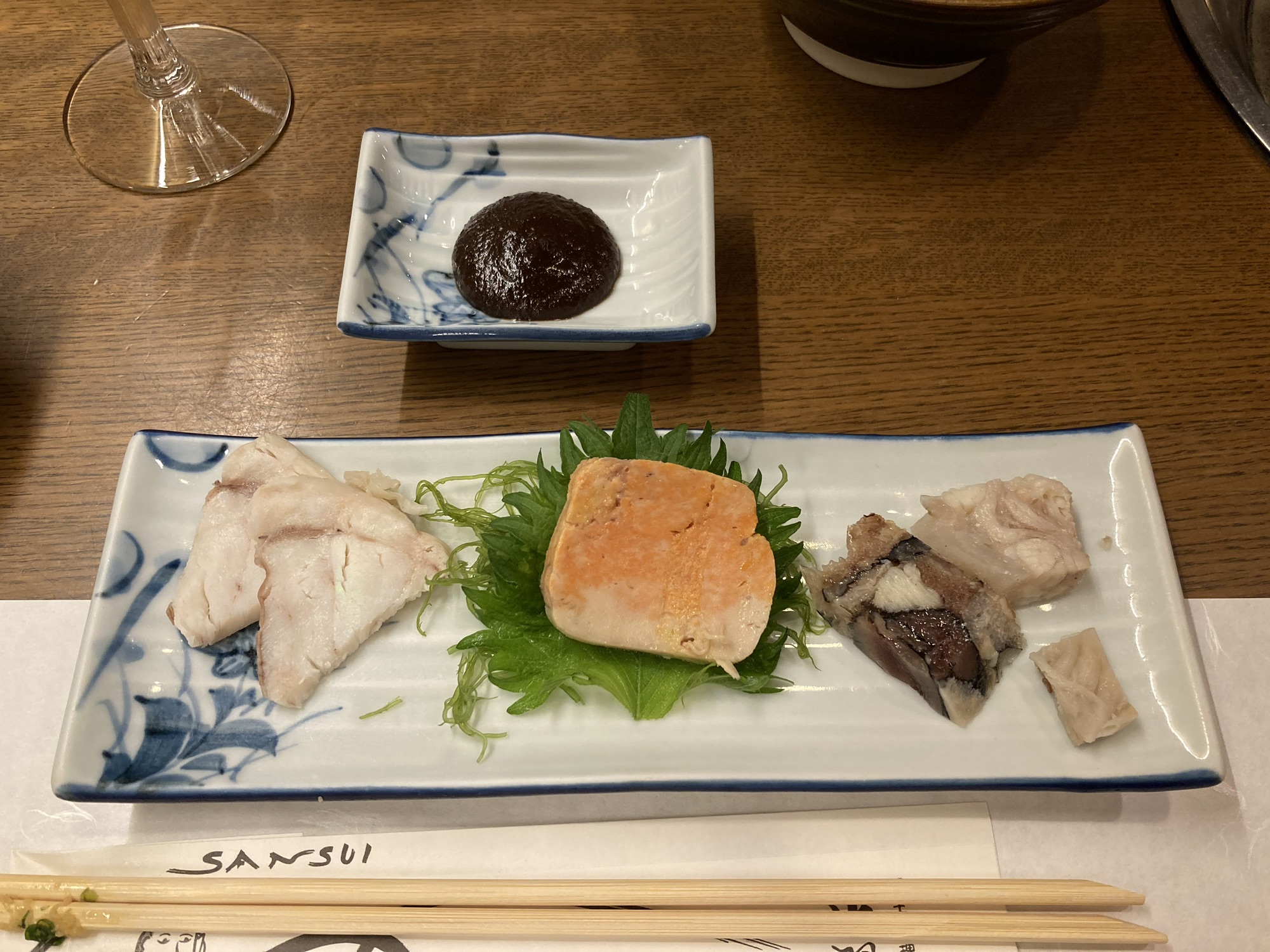 今回はあんこう鍋と、水戸の郷土料理「納豆天ぷら」も楽しめる梅コースを注文しました。