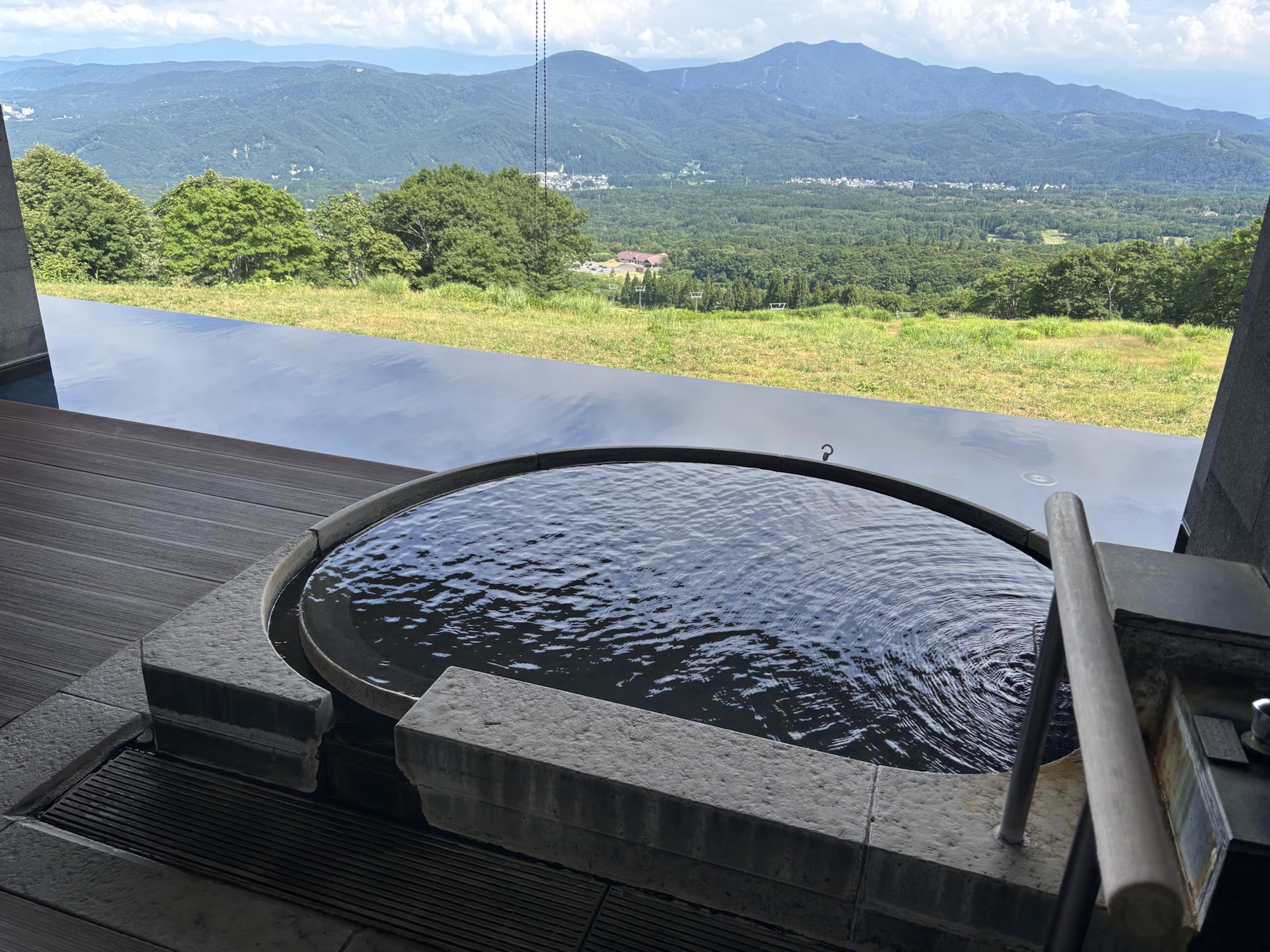 【赤倉観光ホテル】スパ＆スイート棟温泉露天テラスツインBへバースデー泊