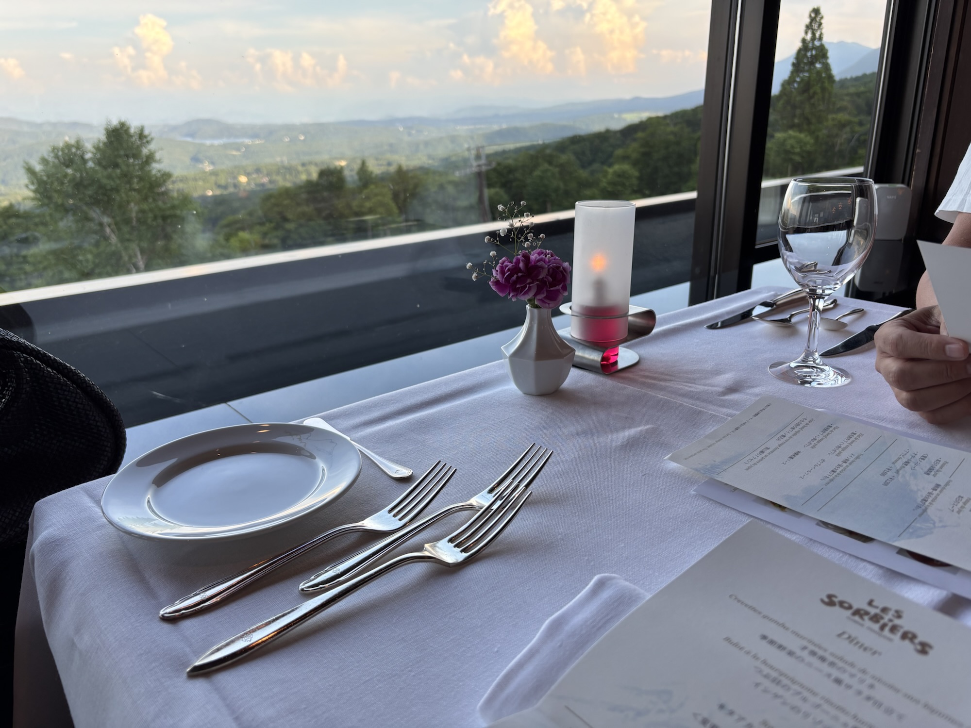 【赤倉観光ホテル】メインダイニング「ソルビエ」でのバースデーディナー